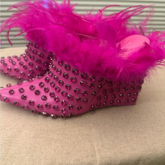 Azalea Wang fuchsia Pink Feathered & Rhinestone Embellished Mules NW - Picture 3 of 5